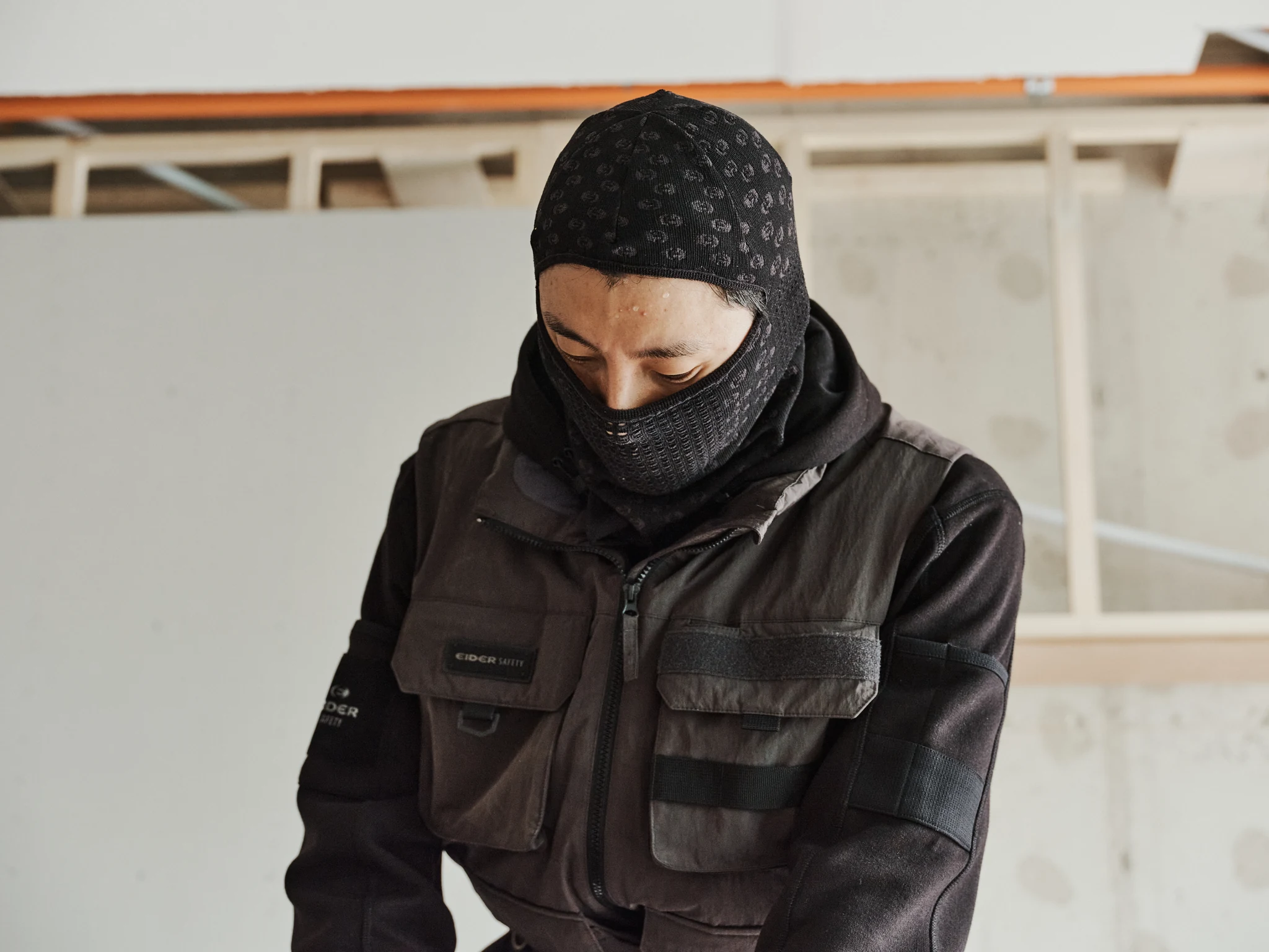 넥워머와 얼굴 커버를 착용한 작업자